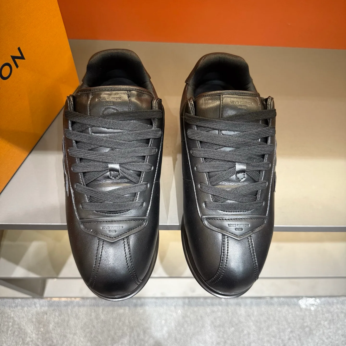 P540 Size 38-45 LV 🫏The colorful interpretation of BUTTERSOFT sneakers combines sheepskin, The colorful interpretation of LV BUTTERSOFT sneakers combines sheepskin and calfskin, bringing a super soft feel. Designed by Pharrell Williams, this '60s-inspired shoe features a padded upper that's been crafted by Louis Vuitton craftsmen to further enhance the comfort of the leather. In addition to the LV initials, it features multiple signatures, including natural leather trim and an embossed pattern of Pharrell Williams and lobster on the side, referencing the Fall/Winter 2025 men’s show. A must-have artifact for fashionistas✅